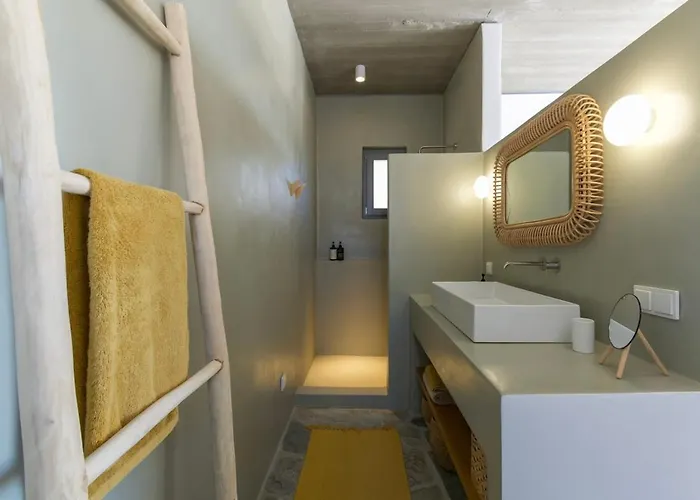 Lefkos Lofos In Paros