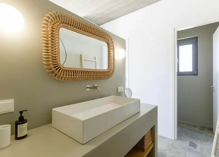 Lefkos Lofos In Paros *